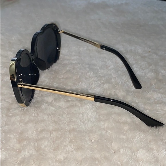 Heart shaped glasses 🖤 - Picture 2 of 5